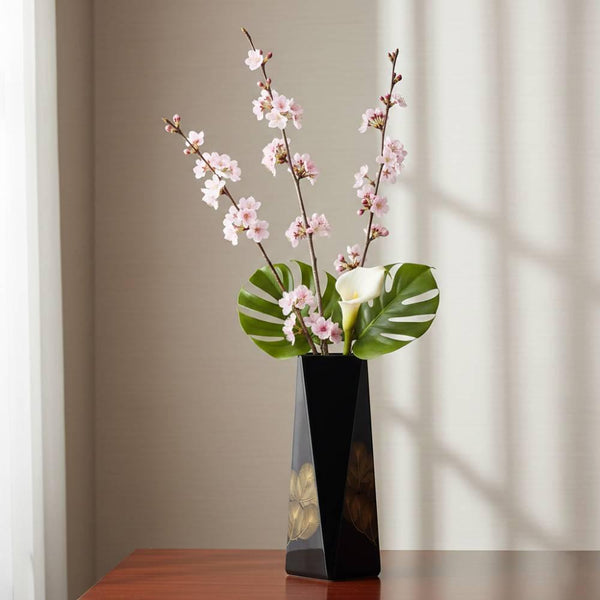 獨特的金松紋黑漆木花瓶