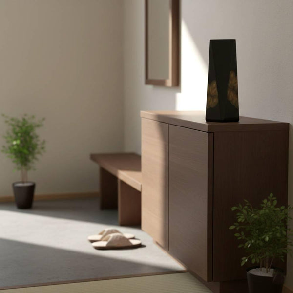 獨特的金松紋黑漆木花瓶