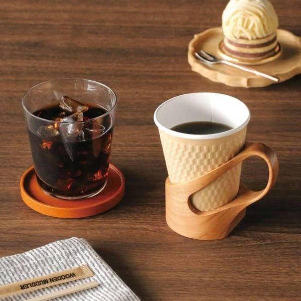 工匠手工雕刻櫻桃木杯架獨特作品
